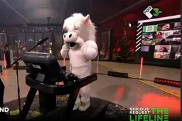 FC Twente-mascotte Rossie duikt op bij Serious Request, maar wie zit er nu in het pak?