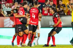 Prachtige beelden: Zoon Ruiz scoort en viert goal met zijn vader