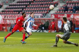 Menig reageert zuchtend en lachend bij terugzien afgekeurde goal