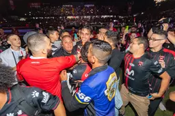 Pitch invasion: Supporters het veld op na afscheidsspeech Ruiz