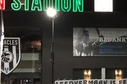 FOTO: Vak P hangt spandoek aan stadion Heracles Almelo