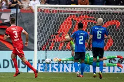 Theo Janssen verbaasd over goal Pröpper: "Onnatuurlijker kan niet"