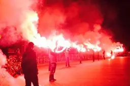 Schitterend! Supporters onthalen spelers met fakkels in Hengelo
