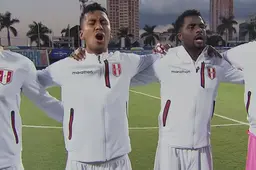 Oeps: Tapia werkt bal keihard achter eigen doelman in Copa América