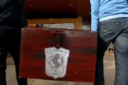 Mobiel museum 'De Schatkist' brengt ouderen herinneringen over FC Twente
