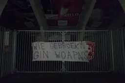 NEC supporters hangen spandoeken aan de Veste: Vak P = NSB!!