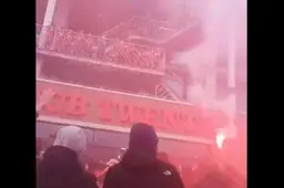 Video: Supporters verzamelen zich bij de Veste en zingen selectie toe