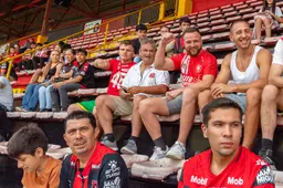 In beeld: Twente-supporters op de tribune bij training FC Twente in stadion Alajuelense