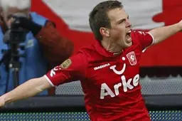 FOTO: Brama ondertekent contract bij FC Twente