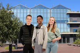 Studenten voor de school (1)