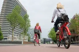 twee jonge vrouwen fietsen