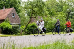 fietsers fietsen met fietshelm op