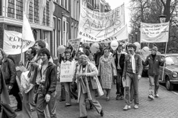 Demonstratie door de stad tijdens de opening van het COC-pand aan de Oudegracht 221