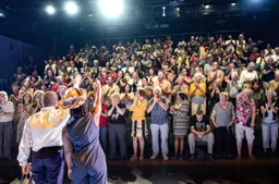 Publiek_bij_Podium_Hoge_Woerd_Fotocredits_Han_Ernest_Bij_Anton_De_Kom-Raymi_Sambo_Maakt-2025-06-20