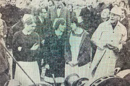 burgemeester De Ranitz slaat eerste paal