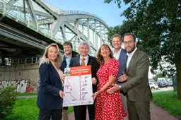 Ondertekenaars bestuursovereenkomst doorfietsroute Dom tot Dam