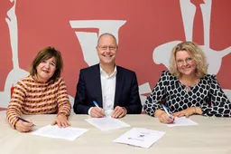 Foto bij persbericht 49 - Ondertekening prestatieafspraken 2026 vlnr Trees van Haarst, Engbert Stroobosscher, Renate van de Bovenkamp