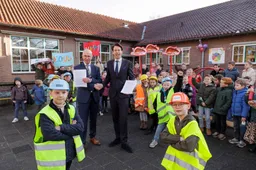 Directeur Dick van Wijngaarden, Wethouder Dylan Lochtenberg en leerlingen van de Johannes Calvijnschool_c_fotostudio7