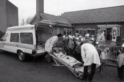 kinderen van het Geerhofke krijgen uitleg over ambulancedienst_1983