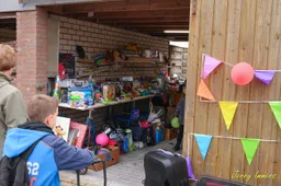 garagesale 04