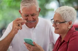 Vrouw uitleg smartphone