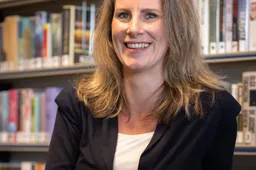 Daniëlle Bax in stoel 2023 foto Brigit Strijbos