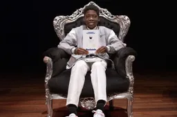 Prince in voorleesstoel foto Willem Binnendijk