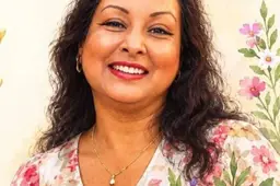 Indrani met bloemen