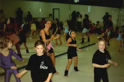 Juf Marionne (de oprichtster van DéDé Dance) geeft een kijkles in 1993