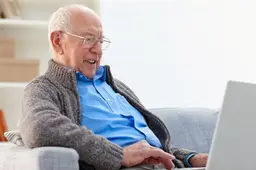 Oudere man laptop via bibliotheek-nl