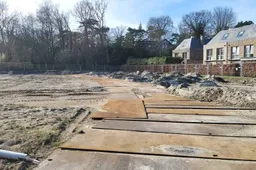 Het-bouwterrein-ligt-er-verlaten-bij-003-1024x577