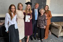 thumb_vk_Matcha_Princess_Alexia_steelt_de_show_op_foto_viering_einde_bachelorperiode_Prinses_Amalia