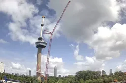 thumb_vk_Monsterkraan_torent_boven_Euromast_uit_om_Rabobank_logos_weg_te_takelen