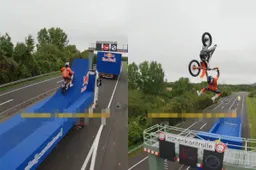thumb_vk_Luc_Ackermann_springt_met_motor_over_Duitse_snelwegbarriere_tussen_twee_rijdende_vrachtwagens