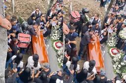 thumb_vk_Bloemenbezorger_levert_de_bloemen_af_op_het_graf