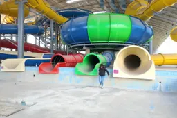thumb_vk_Nederlandse_avonturier_bezoekt_verlaten_indoor_waterpretpark