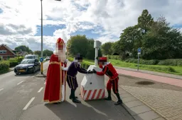 thumb_vk_Sinterklaas_en_zijn_Pieten_halen_flitspaal_Westland_weg