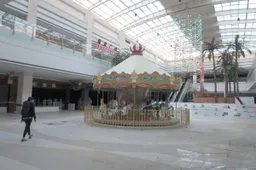 thumb_vk_Zo_ziet_een_verlaten_winkelcentrum_vol_dure_spullen_eruit