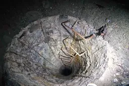 thumb_vk_Vloggers_kijken_binnen_in_vliegfabriek_WO_II