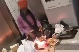 thumb_vk_Vrouw_is_aan_het_koken_op_metrostation_in_Brussel