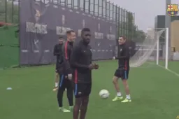 Pijnlijk! Barcelona-speler krijgt subtiele panna van ploeggenoot Umtiti
