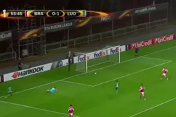 Hoe vaker je deze owngoal ziet, hoe belachelijker die wordt (video)