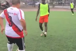 Deze dikke straatvoetballer maakt tegenstander compleet af met héérlijke beweging (video)