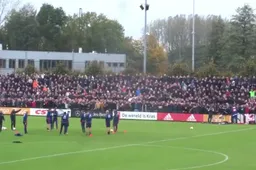 Deze Ajax-fans zorgen voor doldwaze taferelen tijdens de training (video)