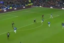 Wayne Rooney brengt Everton op voorsprong tegen Arsenal met deze prachtige knal (video)