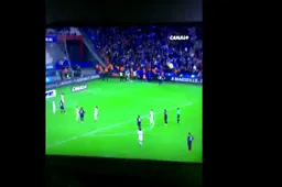 Ongelooflijk wat deze jonge Marseille-fan aandurft bij Neymar (video)