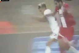 Was dit al meteen een penalty voor Standard? (video)