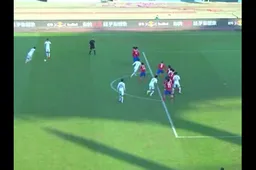 Hulk knalt een vrije trap héérlijk in de winkelhaak (video)