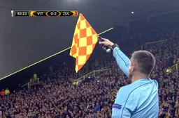 Cynische Vitesse-fans steken op hilarische wijze de draak met scheidsrechter (video)