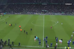 Supporters bestormen het veld tijdens Saint-Etienne - Lyon na provocatie Fekir (video)